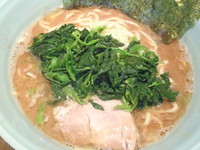 「中盛ラーメンほうれん草増し(900円)(硬め)小ライス」@家系ラーメン 桂家の写真