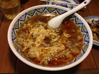 「プレミアムスーラータンメン 太麺」@中国ラーメン 揚州商人 稲毛海岸店の写真