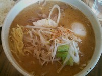 「【11月限定】モツらーめん ￥850＋半ライス ￥100」@中華そば 伝堂の写真