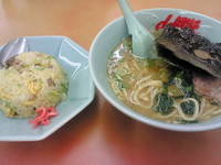 「ラーメン（醤油）＋ミニチャーハン＝870円」@ラーメン山岡家 さいたま宮前店の写真