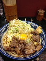 「牛すじラーメン(大温ぶっかけニンニク)」@らーめんしょっぷ中吉 綾瀬店の写真