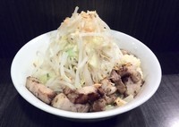 「汁なし（中）野菜多めにんにく680円炙りチャーシュー100円」@らーめん破顔おおびるの写真