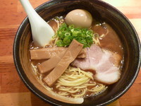 「らーめん（濃厚）中盛　７５０円＋サービス味玉」@瞠 池袋店の写真
