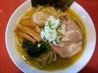「気まぐれ裏メニュー　家系ラーメン＋麺増し＋味玉」@麺屋しのはら 三日月食堂の写真