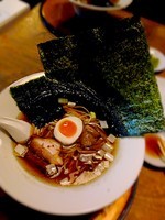 「醤油らーめん(細麺)＋板海苔」@信濃神麺 烈士洵名の写真