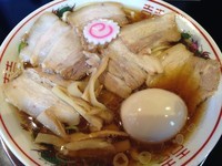 「肉煮干し中華そば+味玉」@肉煮干し中華そば さいころの写真