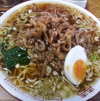 「ラーメン５５０円　＋　とり皮１００円」@さくらい食堂の写真