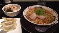 「背油煮干しラーメン＋ハーフ餃子＋ごはんバイキング」@肉煮干し中華そば さいころ あきるの店の写真