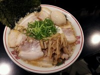 「背脂煮干し特製ラーメン＋大盛り」@肉煮干し中華そば さいころの写真