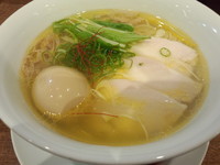 「柚子塩らぁ麺(850円)＋味玉(100円)」@麺や維新の写真