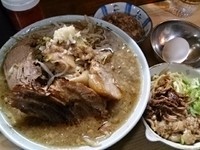 「国産ブタメン 白 両炙り 麺少なめ生卵 アブラ ニンニク少し」@ラーメン富士丸 明治通り都電梶原店の写真