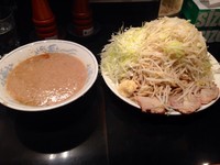 「つけ麺大盛り ヤサイマシ ニンニクアブラ ネギトッピング」@らーめん大 五反田店の写真