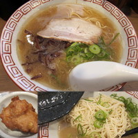 「ラーメン 500円（替玉 + 唐揚げサービス）」@博多屋台ラーメン ヒノマル食堂の写真