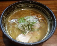 「塩らーめん」@京地どりらーめん 氣ばりい屋の写真