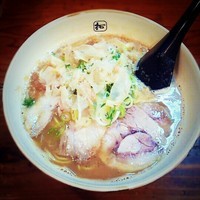 「豚×魚(ダブル)ラーメン６５０円　高菜ごはん１００円」@麺や拓 堀江本店の写真