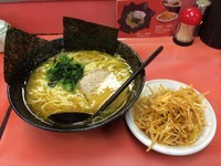 「ラーメン中盛＋ネギ皿　￥900」@らーめん 八の字屋の写真