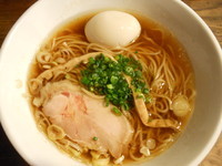 「醤油らーめん（大盛り）＋味玉」@新宿 モモンガの写真