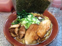 「らーめん（硬め 油少なめ 葱増し ｽｰﾌﾟ増し）」@熟成鶏醤油らーめん 上弦の月の写真