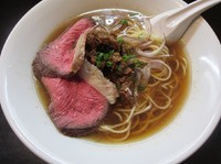 「牛そば（８００円）＋ローストビーフ２枚（２００円）」@ラーメン屋 ガイ・キッチン（仮）の写真