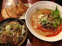 「四川担々麺+北海道十勝豚どん+大粒焼餃子」@上野 戸みら伊本舗の写真