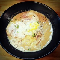 「鶏丸らーめん（白）６８０円」@麺屋 ガテン なんば心斎橋 総本店の写真