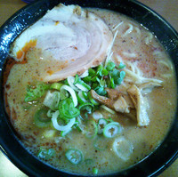 「ゴマ担らーめん 750円+ホルモン丼 100円」@らーめんドラゴン 赤塚店の写真