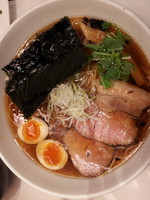 「醤油ラーメンNEOクラシック特製・大盛＋ごはん」@麺処 ほん田 東京駅一番街店の写真