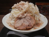 「らーめん+ヤサイ+アブラ」@ジャンクガレッジ 東京ラーメンストリートの写真