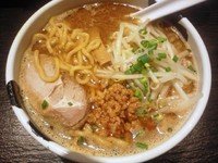 「黒大豆味噌らーめん￥800＋大盛￥150＋サービス半ライス」@あら焚き豚骨 あらとん 新宿御苑店の写真