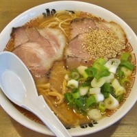 「とんこつ醤油」@らーめん山家 札幌店の写真