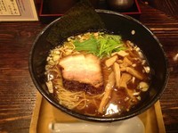 「醤油らーめん　690円」@らーめん&だいにんぐBAR MoguYa 三軒茶屋店の写真