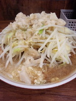 「普通盛焼豚大　小豚ダブル（野菜・ニンニク・アブラ）900円」@ラーメン二郎 品川店の写真