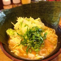 「中盛らーめん＋キャベツ＋海苔」@横横家の写真