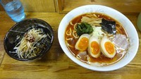「辛いラーメン大（800円）＋半熟玉子（100円）＋ねぎめし」@一陽来福の写真