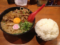 「旨辛肉玉そば、マンガ盛り御飯、餃子」@肉玉そばおとど 高円寺店の写真