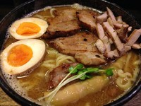 「特製？らーめん 900円+ 大盛り100円」@燈の車の写真