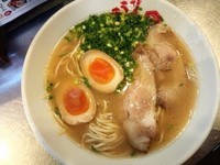 「源流博多ラーメン+煮玉子」@うま馬 祇園店の写真