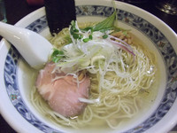 「豊穣清湯塩ラーメン+中盛(730円)」@麺処 夏海の写真