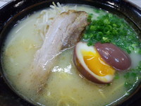 「鶏三郎らあめん＋味玉（８００円）」@宮崎らーめん 鶏三郎の写真