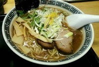 「ラーメン中盛り７５０円＋チャーシューエッグ丼１５０円＝９００」@麺屋 龍月の写真