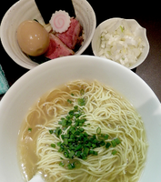 「鰤節と浅利の塩そば+味玉＋葱ﾏｼ（900円）」@おおぜき中華そば店の写真