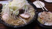 「限定　燕三郎ラーメン（大盛無料）+豚菜あんあん飯」@煮干 丸めの写真