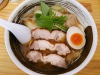 「鶏肉ときのこの醤油ラーメン（メルマガ限定メニュー）」@濃厚ラーメン じゅんの写真