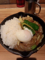 「回鍋肉カレー(大盛)890円＋1辛20円＋半熟玉子100円」@野菜を食べるカレー camp express エキュート品川サウス店の写真