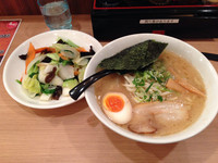 「濃厚豚骨醤油ラーメン 十種野菜」@つけ麺らーめん春樹 千葉中央店の写真