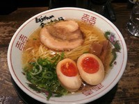 「金醤油ラーメン（こだわり煮玉子入り）　細麺」@金久右衛門 道頓堀店の写真