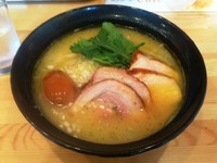 「塩ラーメン680円＋崩れ玉子50円」@鶏らーめん  極楽鳥の写真