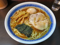 「ラーメン（麺半分）＋味付玉子：750円＋50円」@中華そば べんてんの写真