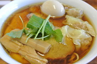 「醤油らぁ麺（７００円）+チャーシュー＋ワンタン＋味玉」@飯田商店 湯河原本店の写真