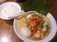 「豚キムチ麺（並盛）＋煮玉子＋のり＋半ライス」@中華そば 伝堂の写真
